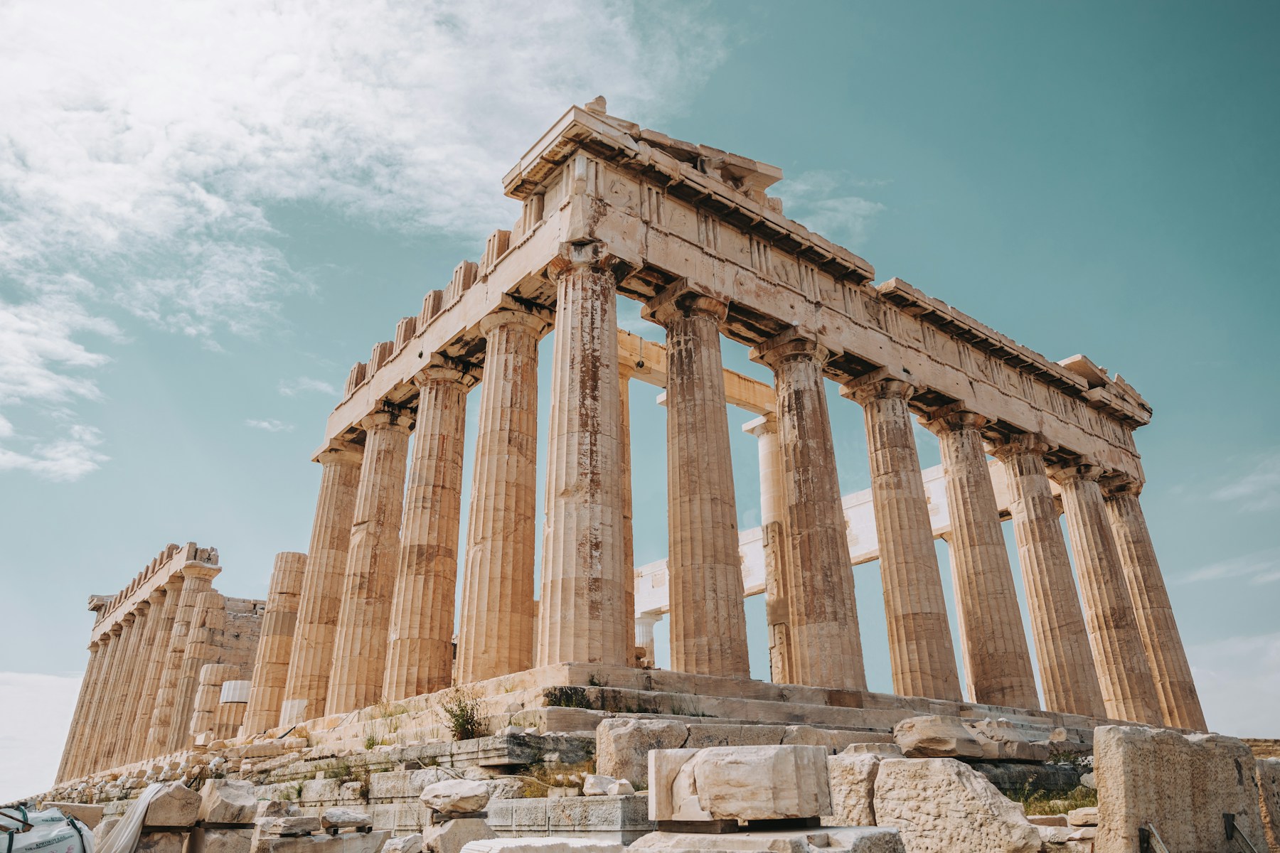 Αθηναϊκή αρχιτεκτονική και ζεστό απογευματινό φως